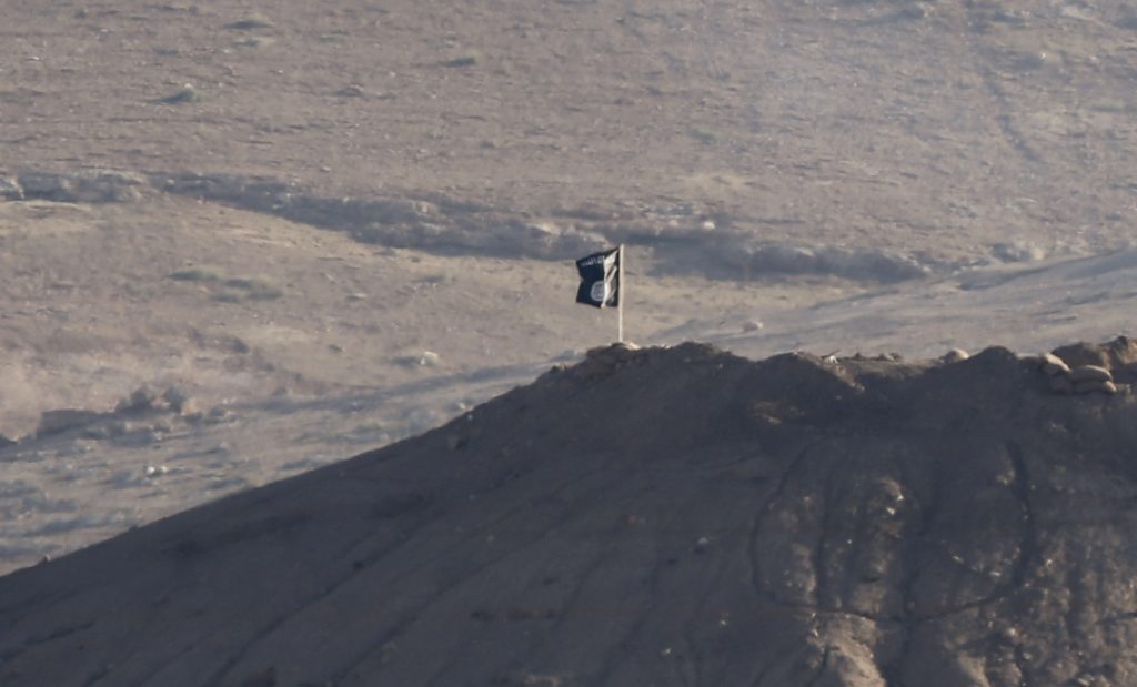 Ανατριχίλα από τη μαύρη σημαία του ISIS στο Κομπάνι
