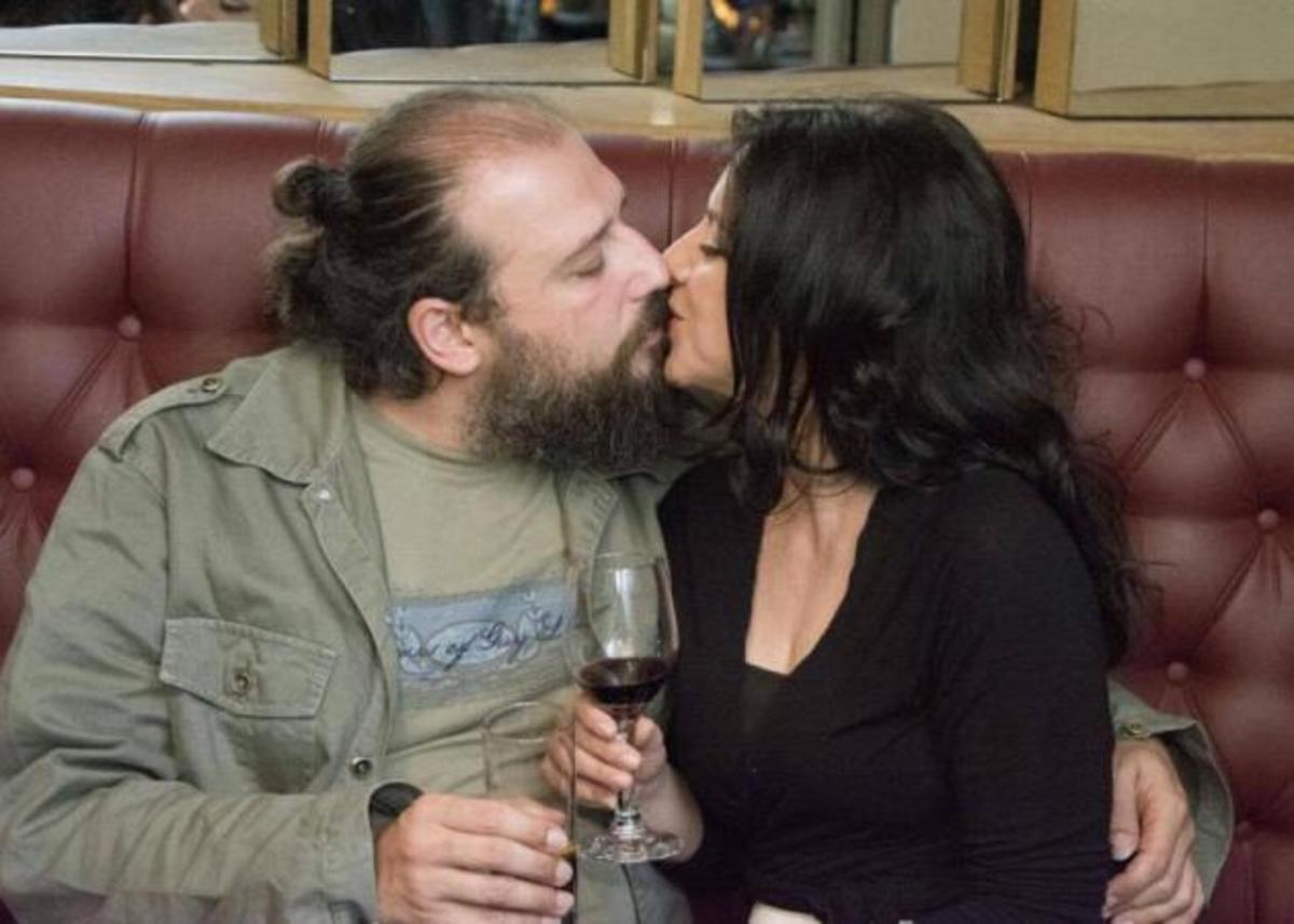 Σπάνια βραδινή έξοδος για την πρωταγωνίστρια από “Το Σόι σου” και τον σύζυγό της!