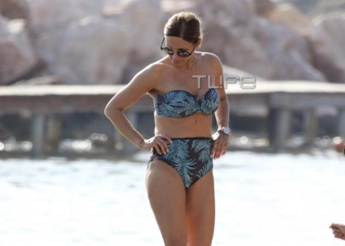 Έλλη Κοκκίνου: Κορμάρα στα 45 της, στην παραλία και χωρίς… ρετούς!