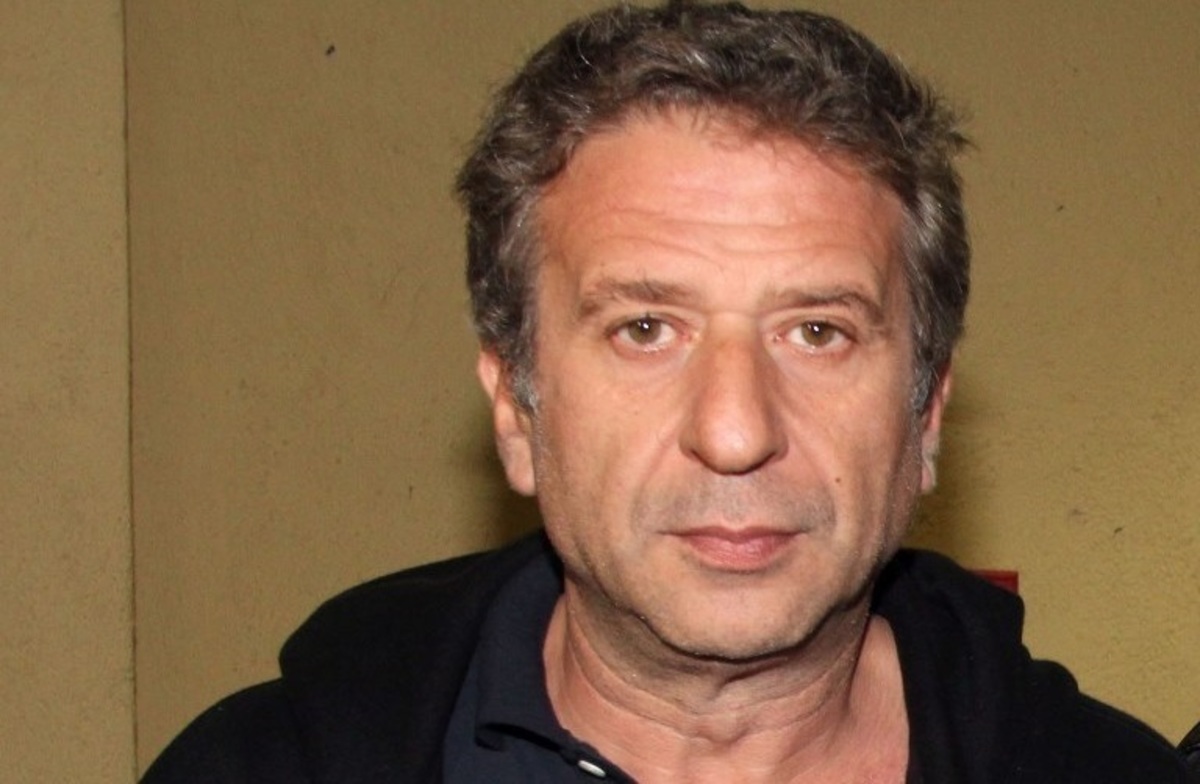 «Είχα μπει στο ασθενοφόρο μαζί με τον Κώστα Κόκλα» – Το απίστευτο σκηνικό κατά τη μεταφορά του στο νοσοκομείο!