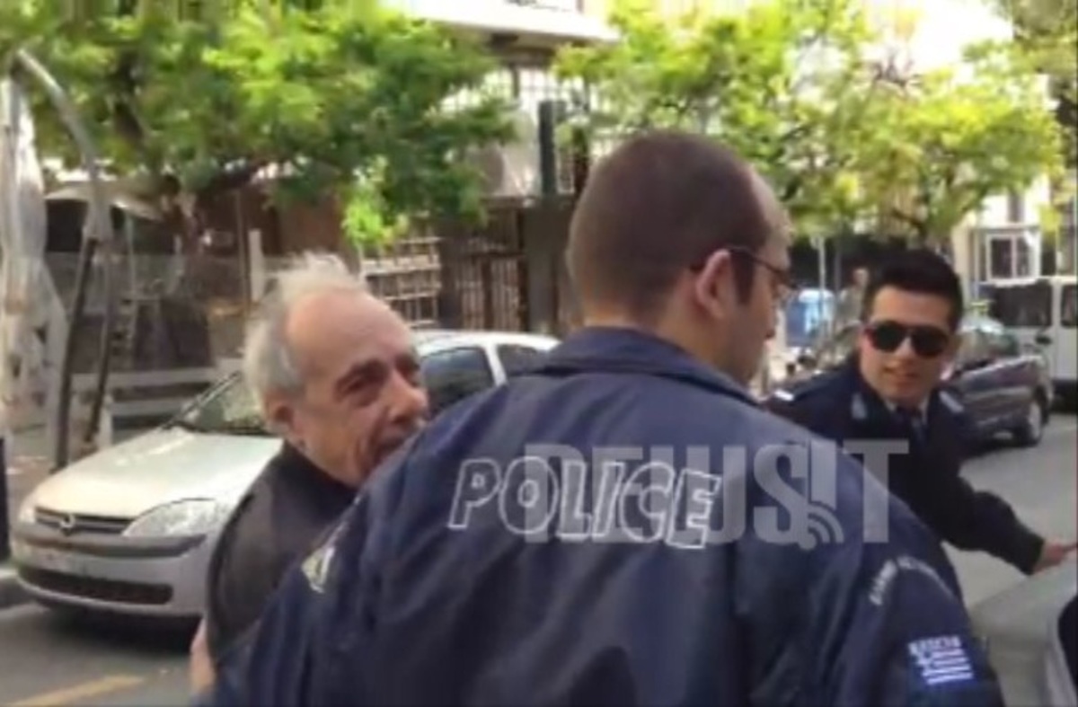 Συνελήφθη ο Δημήτρης Κολλάτος για πανό κατά της Γερμανίας που κρέμασε έξω από το σπίτι του