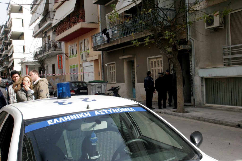 Δύο νεκροί από συμπλοκή σε διαμέρισμα στον Κολωνό