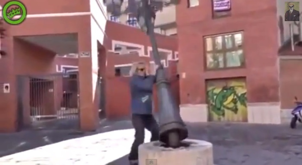 Πήγε να βγάλει φωτογραφία και έπεσε η κολώνα που στηριζόταν!