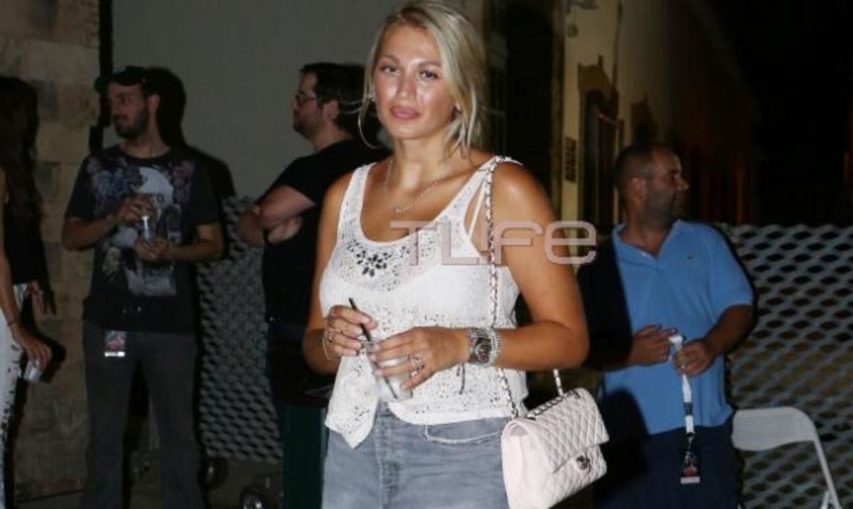 Κωνσταντίνα Σπυροπούλου: Σέξι εμφάνιση με κοντό σορτς στο Γκάζι!