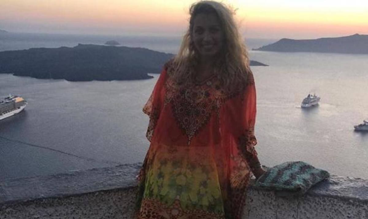 Hot! H Κωνσταντίνα Σπυροπούλου ποζάρει μόνο με ένα πουκάμισο και τα ψηλοτάκουνά της! ΦΩΤΟ