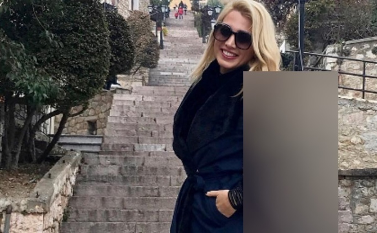 Πόσο κοστίζει η τσάντα της Κωνσταντίνας Σπυροπούλου με την οποία κάνει βόλτες στην Αράχωβα;