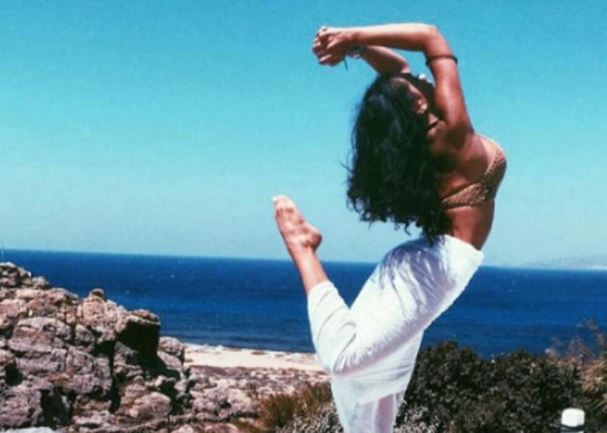 Κόννυ Μεταξά: Ποζάρει topless στη Μύκονο και τρελαίνει το instagram