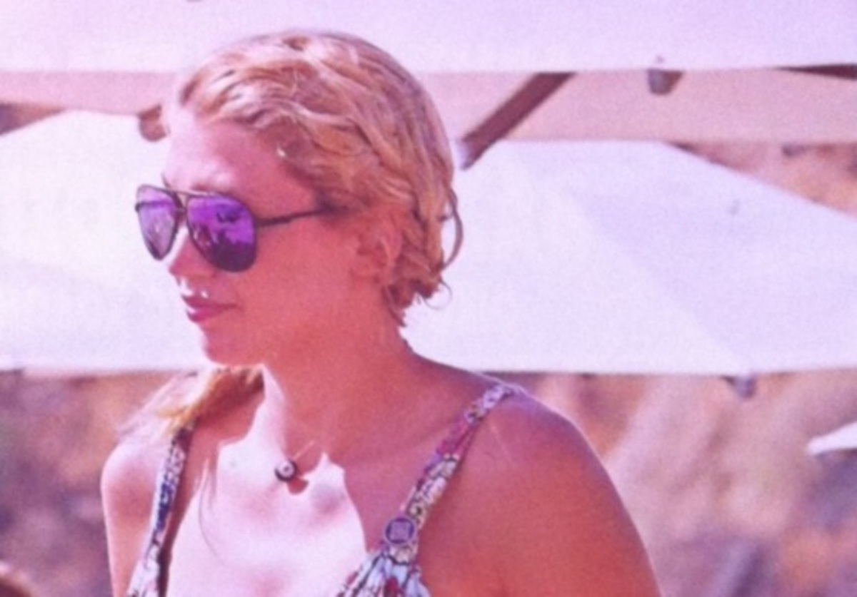 Οι sexy πόζες της Κωνσταντίνας Σπυροπούλου στην παραλία