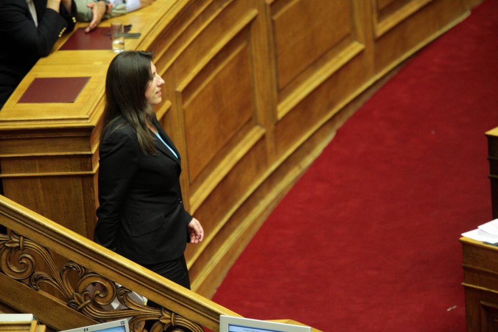 H Zωή Κωνσταντοπούλου απέλυσε συμβασιούχο των 500 ευρώ