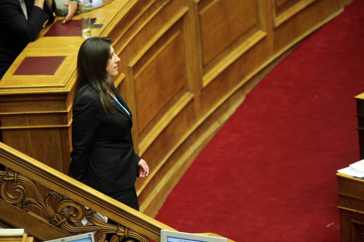 H Zωή Κωνσταντοπούλου απέλυσε συμβασιούχο των 500 ευρώ