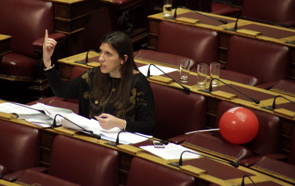 Αίσθηση στη Βουλή από τη Ζ. Κωνσταντοπούλου: “Η πολιτεία να ζητήσει συγγνώμη από τον Ρωμανό”
