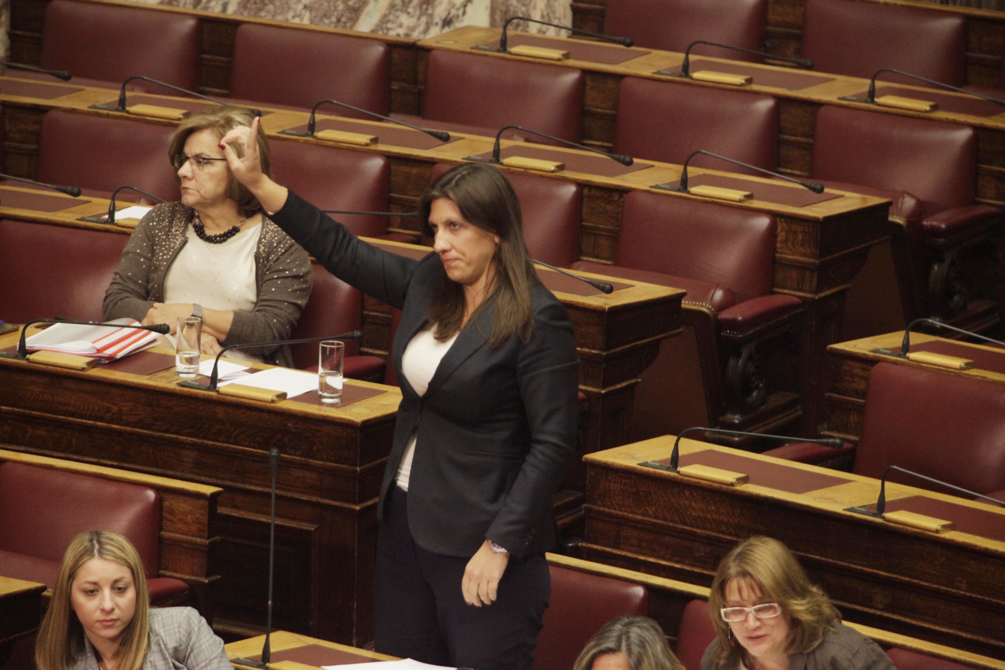 Αποχώρησε ο ΣΥΡΙΖΑ από τη συζήτηση για τα κόκκινα δάνεια – Άγριος καυγάς με τη Ζωή Κωνσταντοπούλου