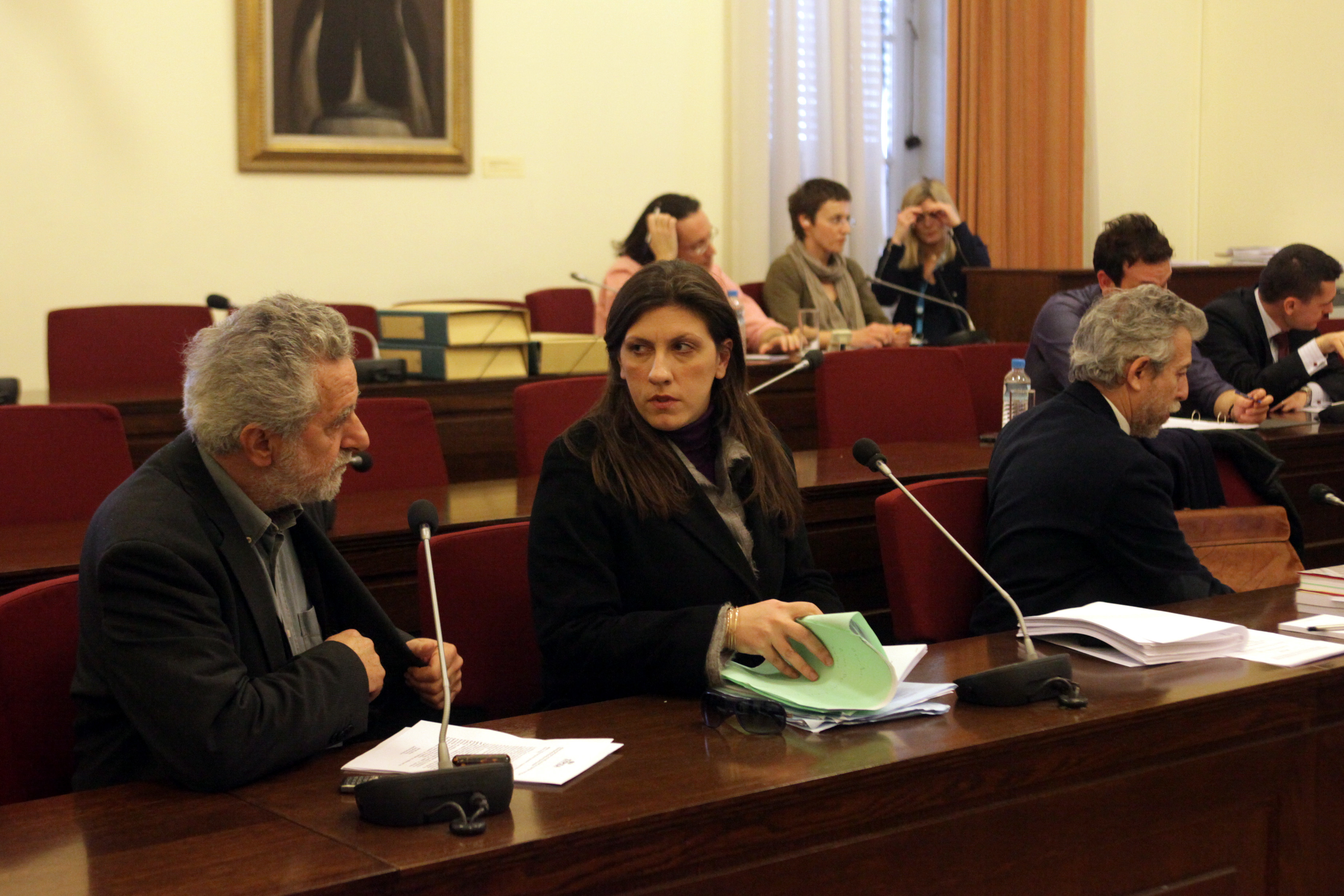 Έξαλλοι οι βουλευτές στην Προαναριτική με την Ζ. Κωνσταντοπούλου – Επι 1,5 ώρα ρωτούσε τον Πρέσβη