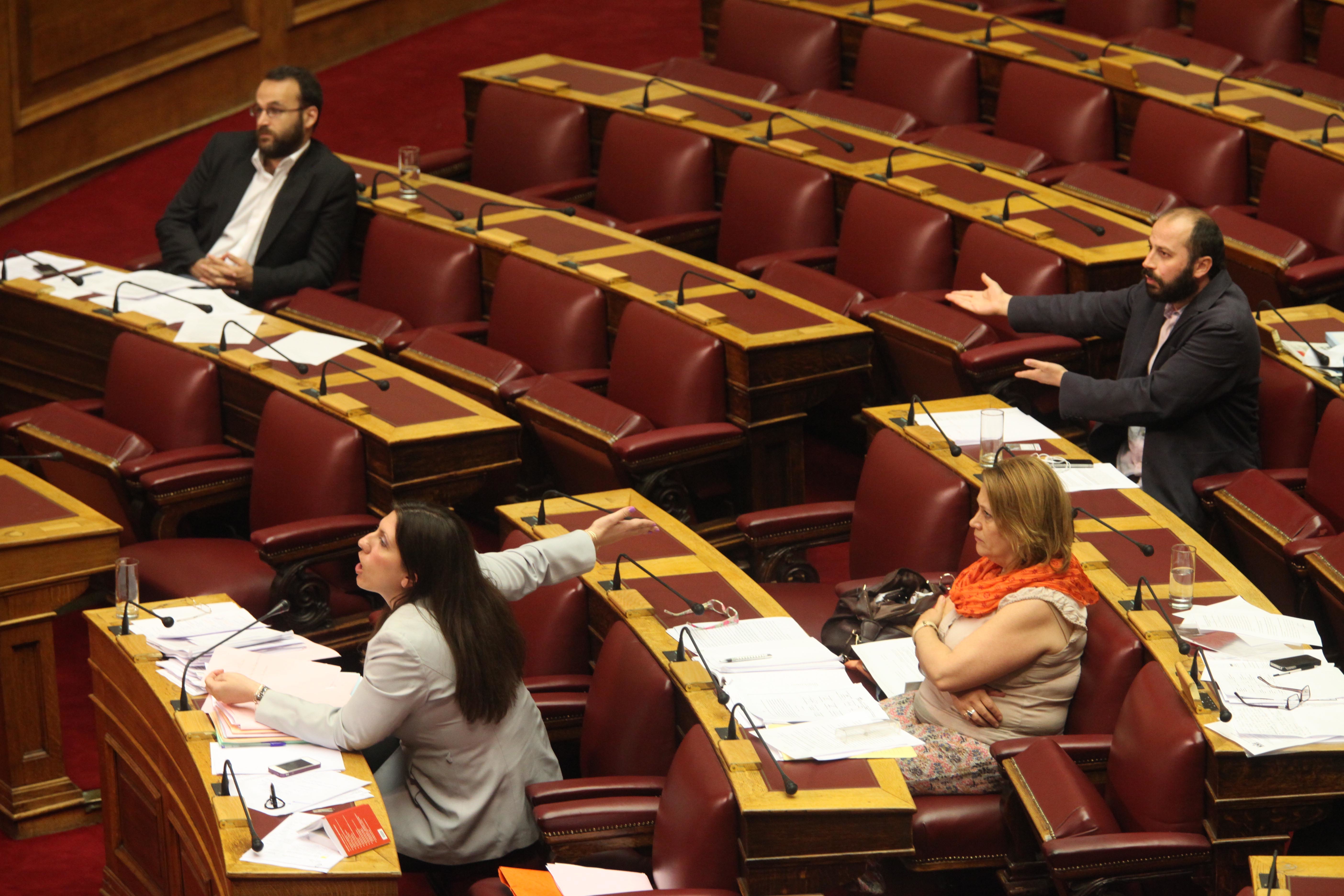 Χαμός στη Βουλή! Όλοι τους και η… Ζωή