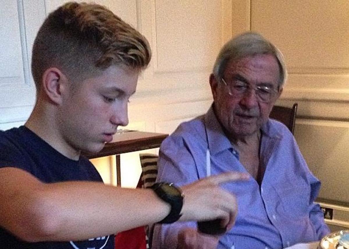 Δείτε τον εγγονό του τέως βασιλιά να παίζει ντραμς!