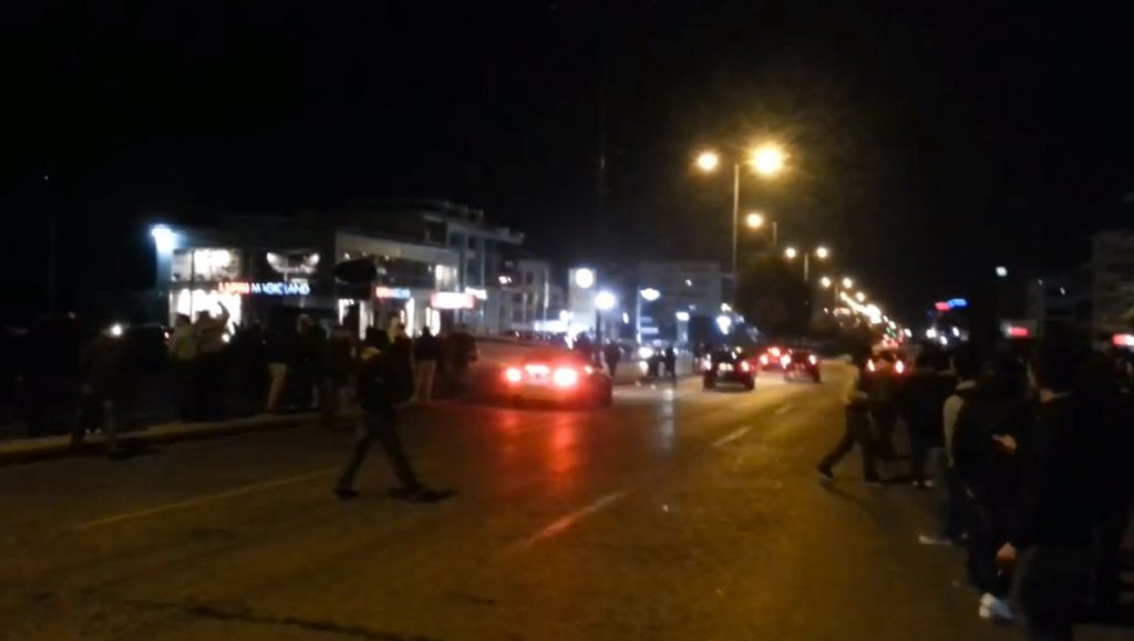 Νέο “ντου” των ΜΑΤ σε κόντρες στη Βουλιαγμένης, χωρίς συλλήψεις (VIDEO)