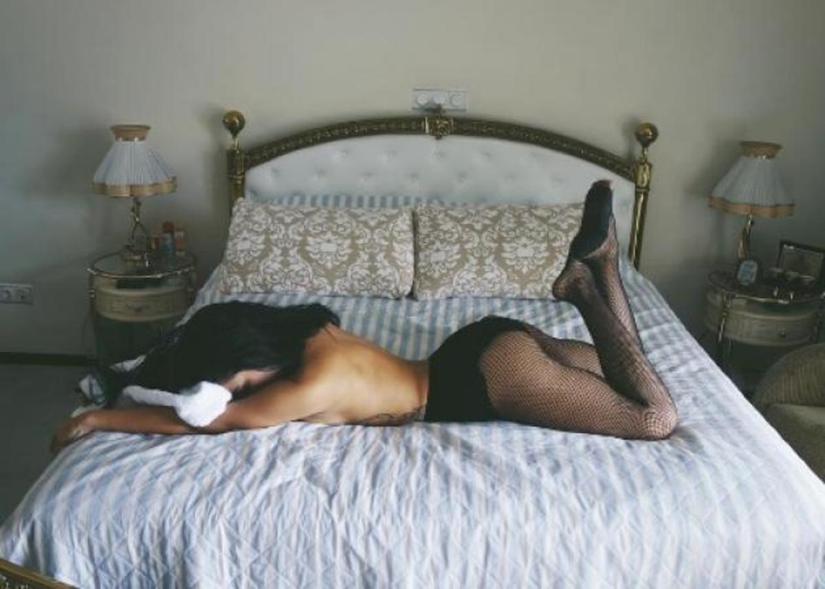 Kόννυ Μεταξά: Κολάζει με μαύρα εσώρουχα στο κρεβάτι η κόρη του ΛΕΠΑ! [pics]