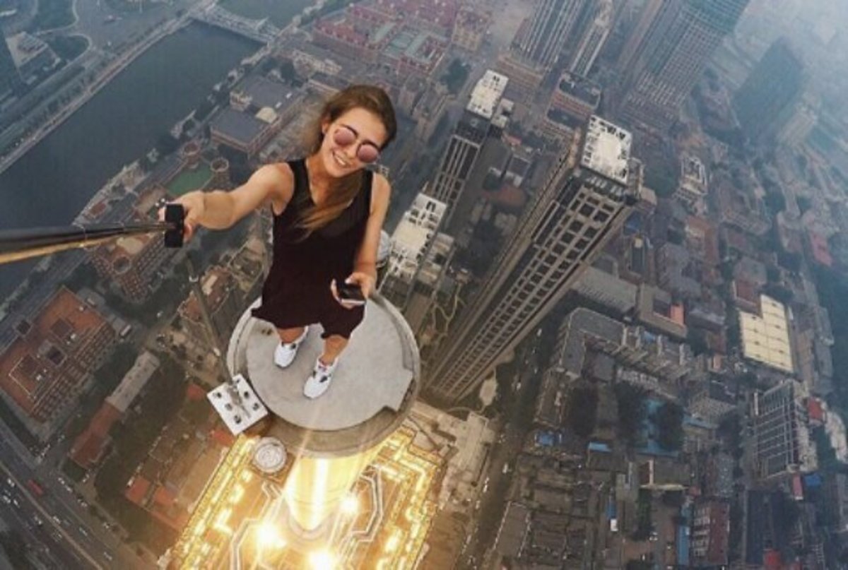 Selfie στο χείλος του γκρεμού – Η “καυτή” 23χρονη που δεν φοβάται τον θάνατο [pics]