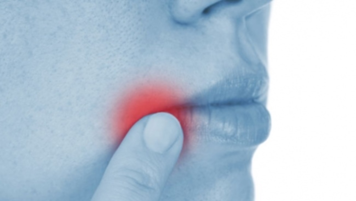 Κοψίματα’ στις άκρες των χειλιών: Γιατί δημιουργούνται – Πώς θα απαλλαγείτε