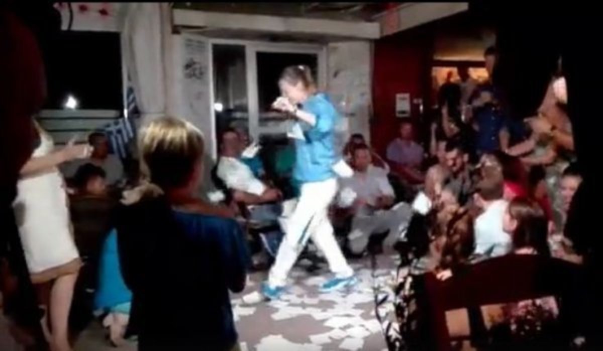 Άννα Κορακάκη: Χόρεψε ζεϊμπέκικο και αποθεώθηκε στη Δράμα [pics, vids]