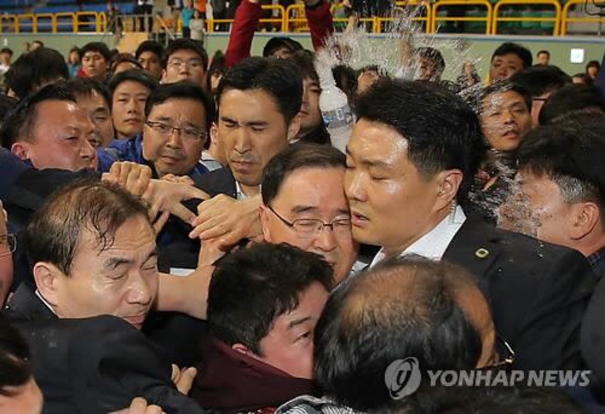 Εξαγριωμένοι συγγενείς αγνοουμένων πέταξαν μπουκάλι νερό στον πρωθυπουργό της Νότιας Κορέας