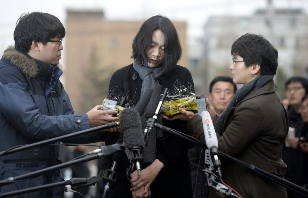 Ανάγκασαν την κόρη του mr Korean Air Lines να σκύψει το κεφάλι – Είχε κράξει αεροσυνοδό για τα… φυστίκια της!