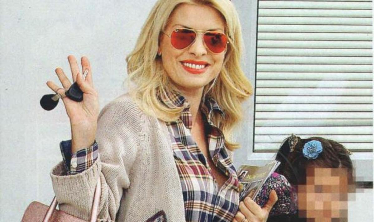 Ελένη  Μενεγάκη: Οι βόλτες με τις κόρες της!