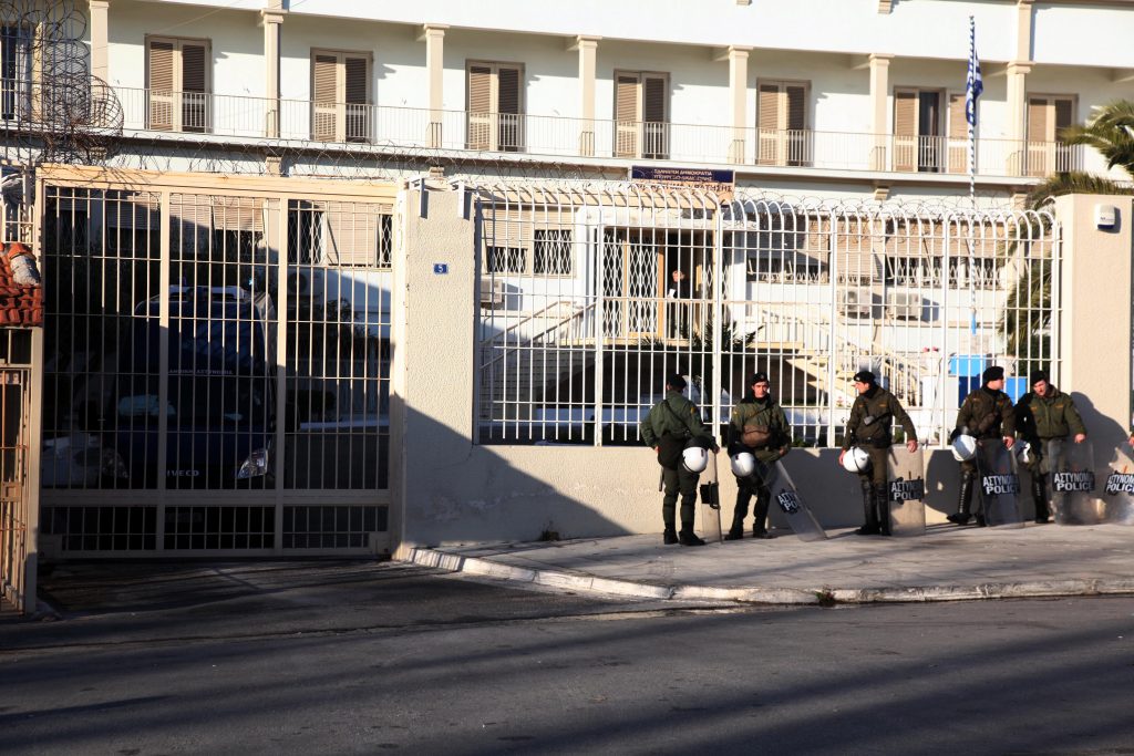 Μαχαίρια και ρόπαλα στις φυλακές Κορυδαλλού