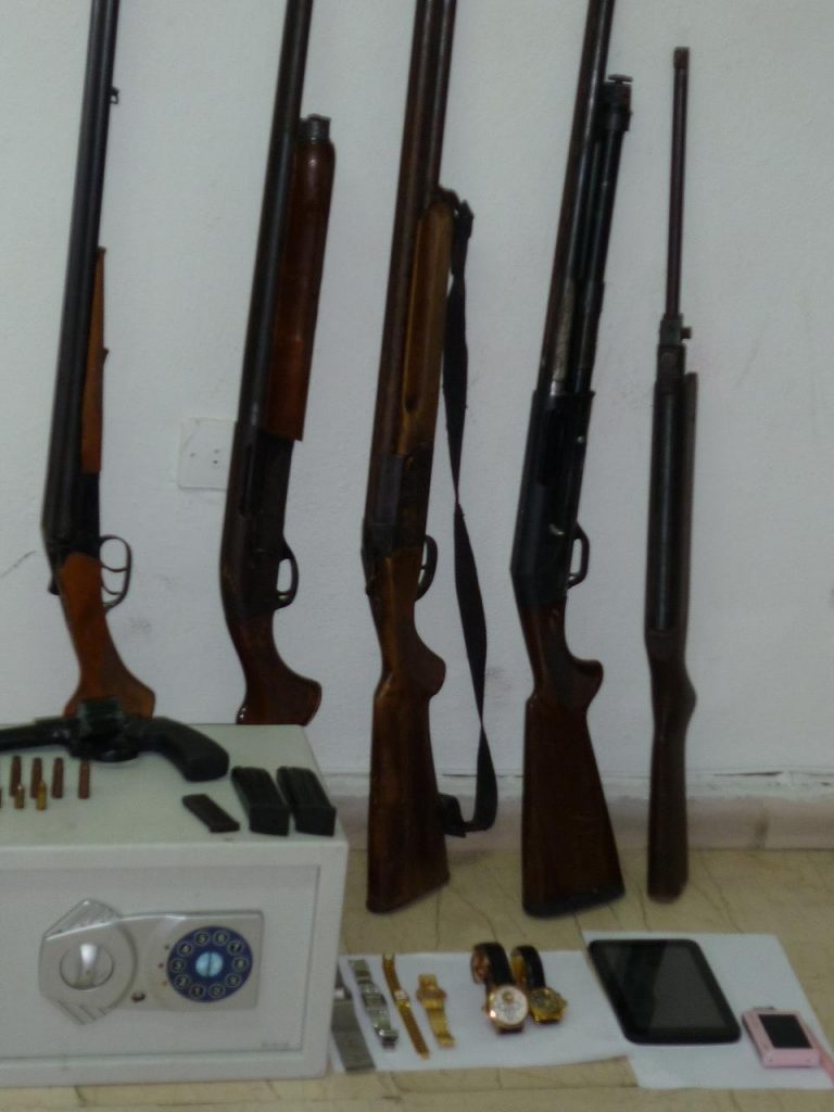 Κόρινθος: Τους συνέλαβαν για κλοπή αλλά και γιατί είχαν ολόκληρο… οπλοστάσιο!