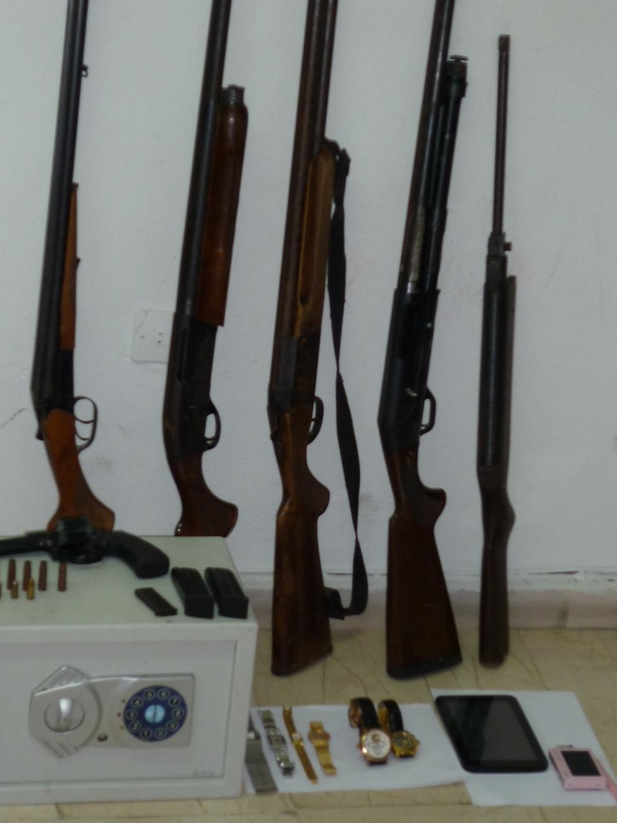 Κόρινθος: Τους συνέλαβαν για κλοπή αλλά και γιατί είχαν ολόκληρο… οπλοστάσιο!