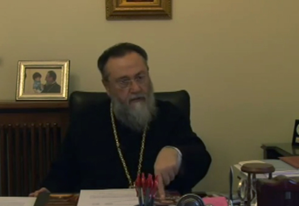 Ο Μητροπολίτης Κορίνθου διαψεύδει πως πρωταγωνιστεί στο “ροζ” DVD