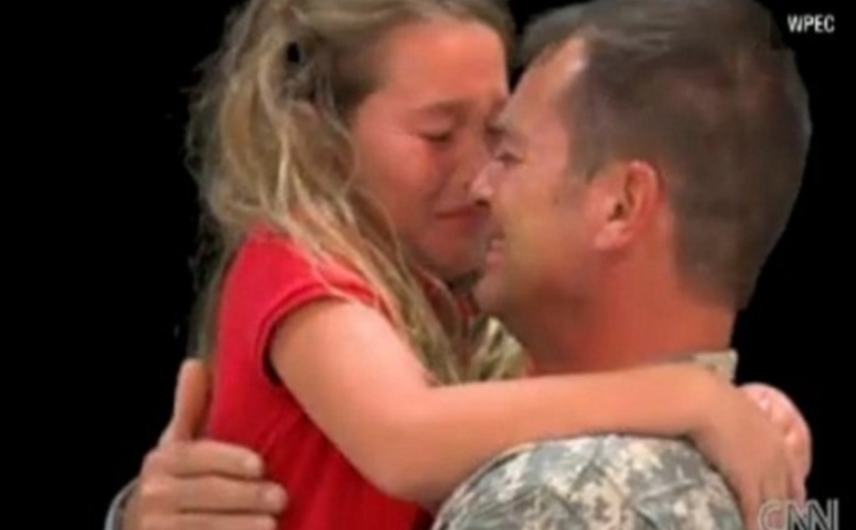 Στρατιώτης επιστρέφει από το Ιρακ και κάνει έκπληξη στην κόρη του – Δείτε το συγκινητικό βίντεο
