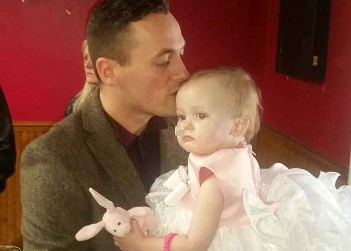Ραγίζει καρδιές: Πατέρας “παντρεύεται” την 16 μηνών κόρη του – Είχε μόνο δυο ημέρες ζωής