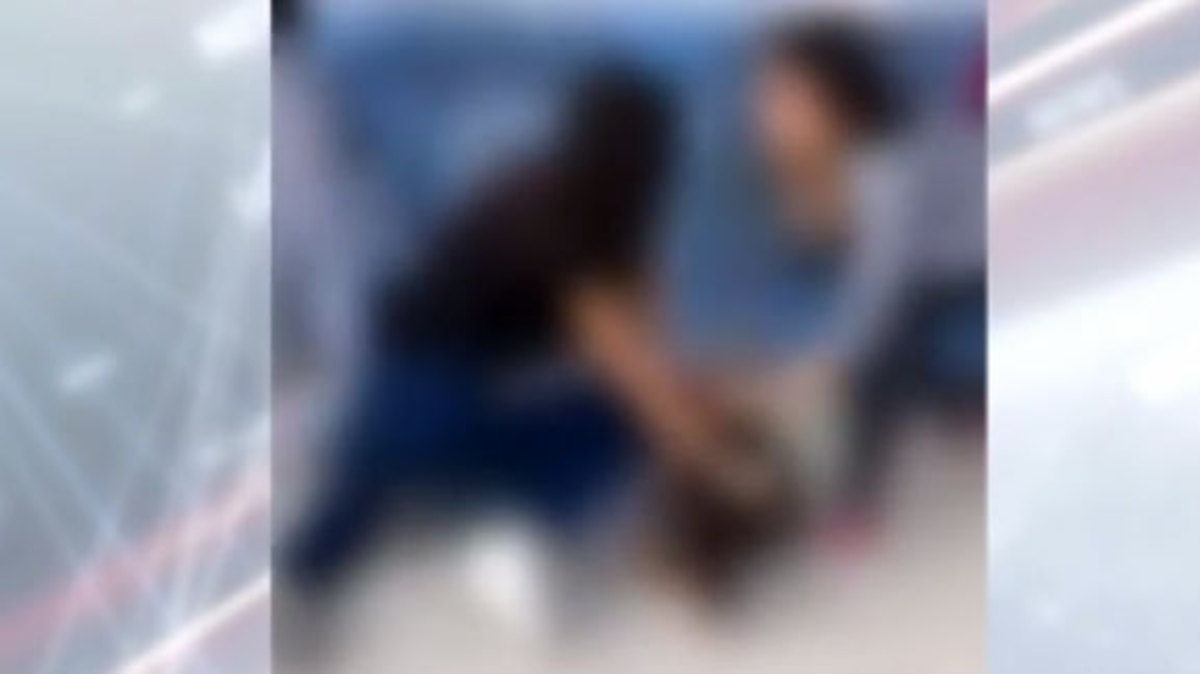 Βίντεο-σοκ ανελέητου ξυλοδαρμού 16χρονης μαθήτριας από 3 συμμαθήτριές της