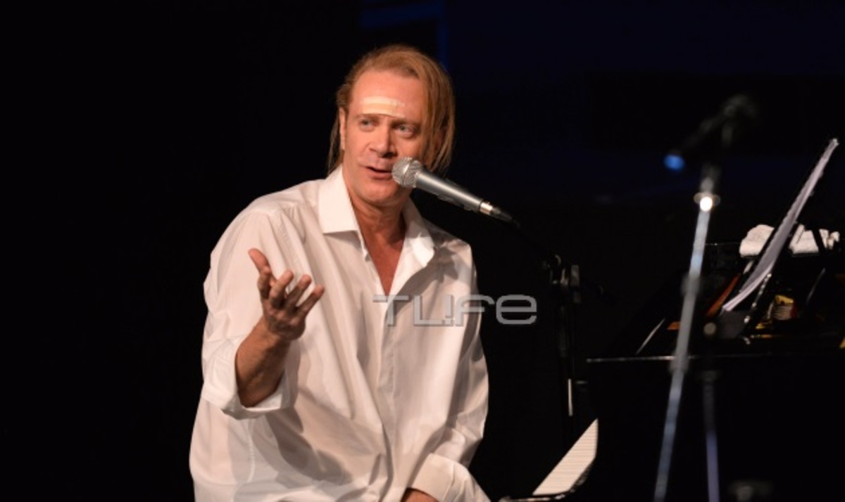 Οι δύσκολες ώρες του Στέφανου Κορκολή – Με ράμματα στο κεφάλι ανέβηκε στη σκηνή