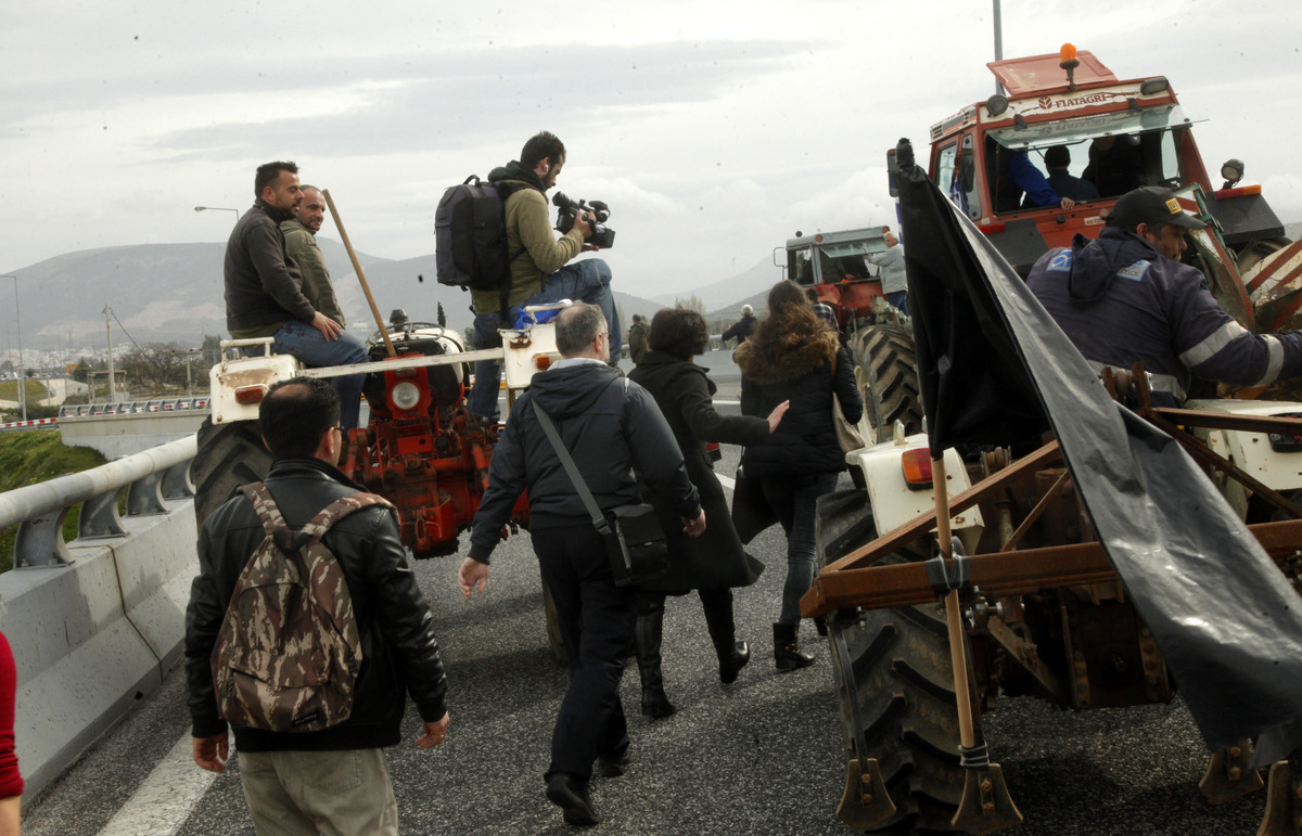 Μπλόκα αγροτών: Με τα πόδια στο αεροδρόμιο! Ένταση στο Κορωπί (ΦΩΤΟ)