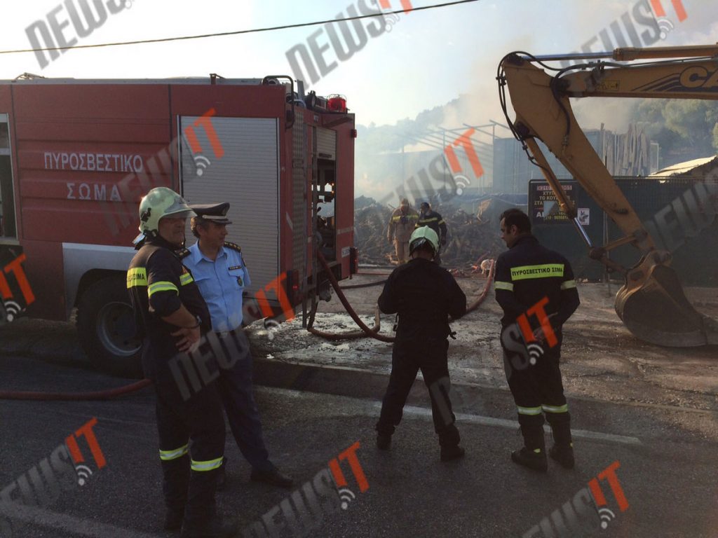 Φωτιά σε εξέλιξη στο Κορωπί – Καίγεται αποθήκη ξυλείας
