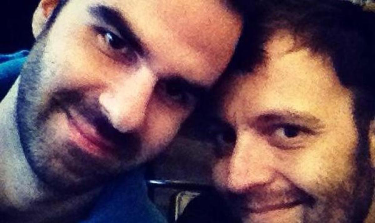 Ποιος Έλληνας συγγραφέας έκοψε την γαμήλια τούρτα με τον σύζυγό του