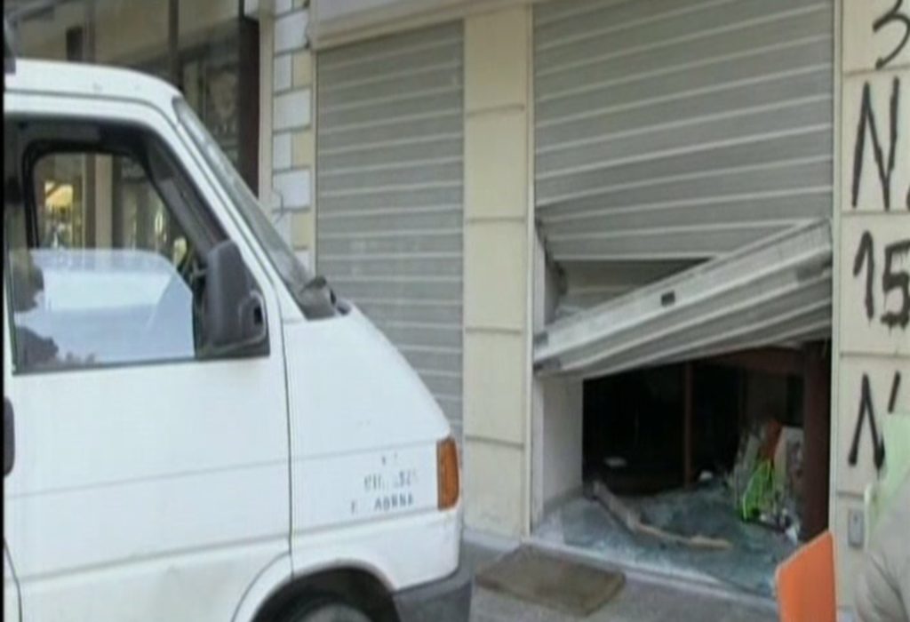 Εισβολή σε κοσμηματοπωλείο με φορτηγό
