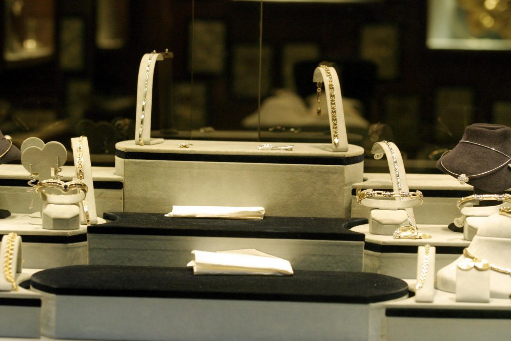 Λήστεψαν χρυσοχοείο στη Βουκουρεστίου