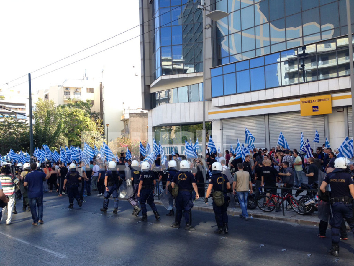 Σε απόσταση ασφαλείας απωθήθηκαν οι υποστηρικτές της Χρυσής Αυγής – ΦΩΤΟ