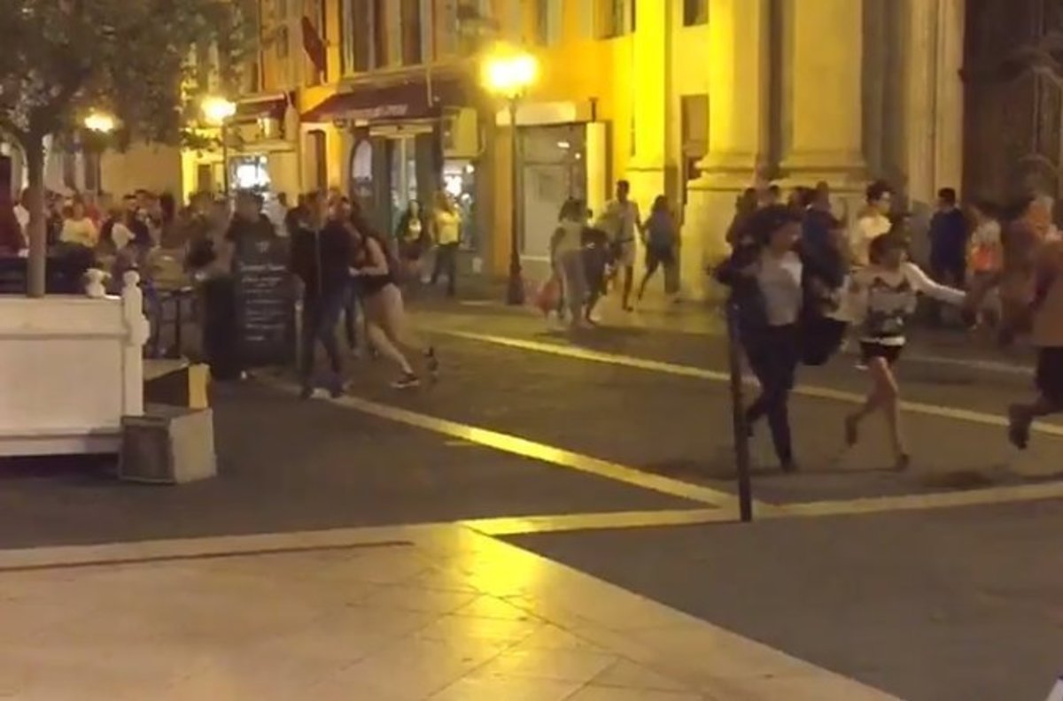 Νίκαια: Τα βίντεο του τρόμου από την στιγμή που γίνεται το μακελειό!