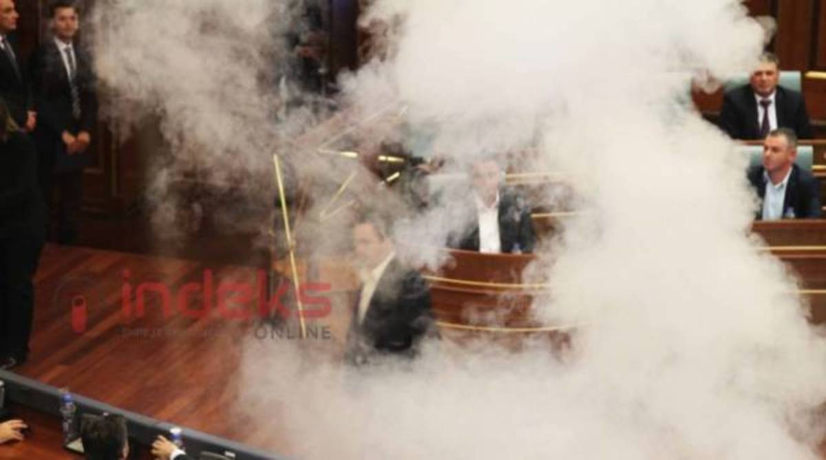 Βουλευτής έριξε δακρυγόνο μέσα στη Βουλή του Κοσόβου – Χάος και λιποθυμίες (ΒΙΝΤΕΟ + ΦΩΤΟ)