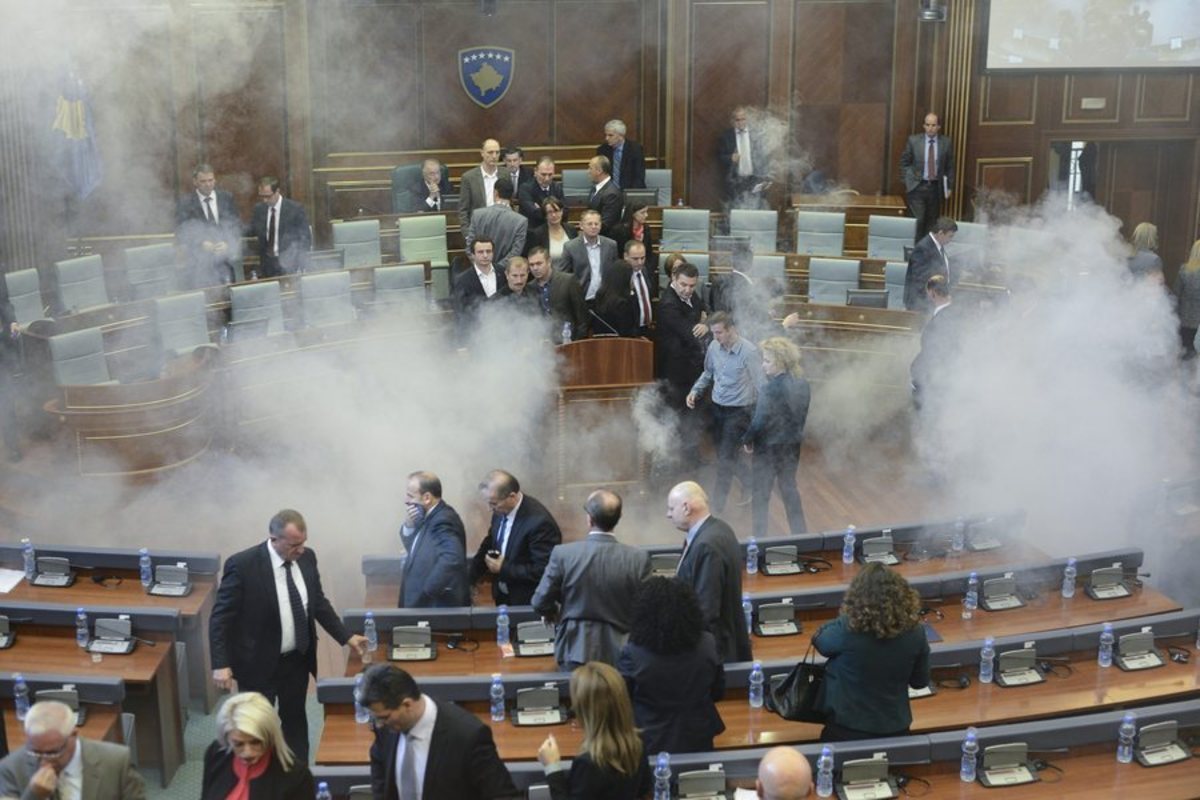 Κόσοβο: Δακρυγόνα ξανά στη Βουλή! (ΦΩΤΟ, VIDEO)