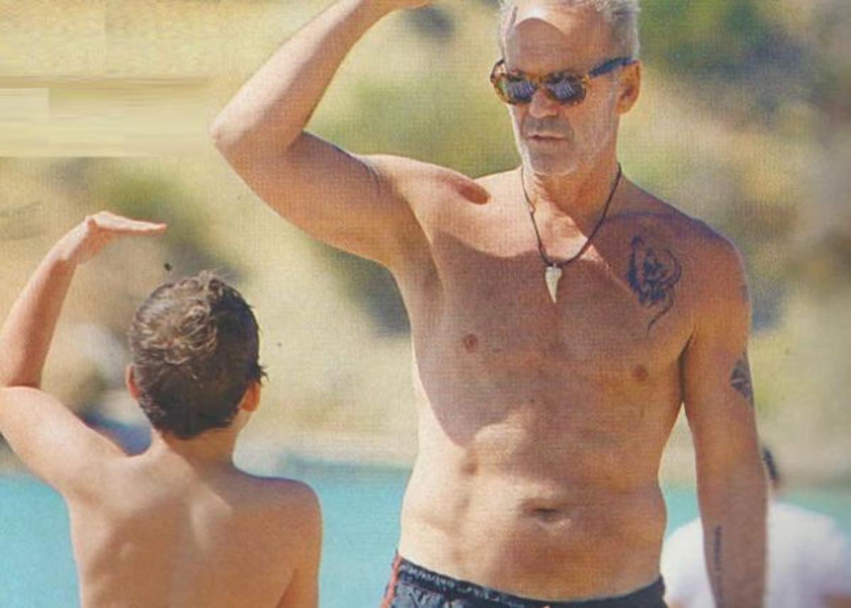 Χαμός με τους κοιλιακούς του Κωστόπουλου! Φωτογραφίες από την παραλία