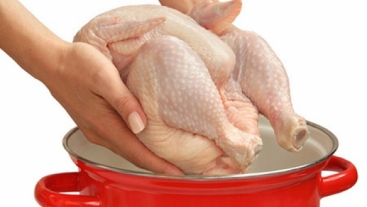 Κάνουμε όλοι μεγάλο λάθος στο ξεπάγωμα του κοτόπουλου – Δείτε τον μόνο σωστό τρόπο