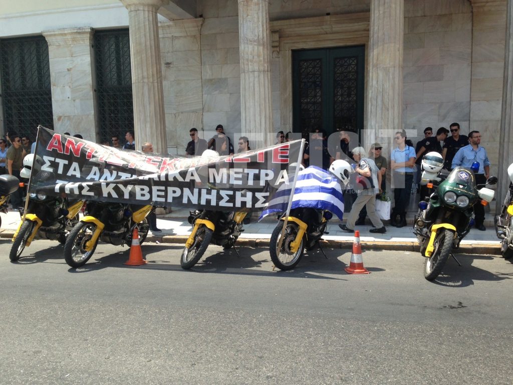 Οι δημοτικοί αστυνομικοί έχουν συγκεντρωθεί έξω από το Δημαρχείο ΦΩΤΟ NEWSIT