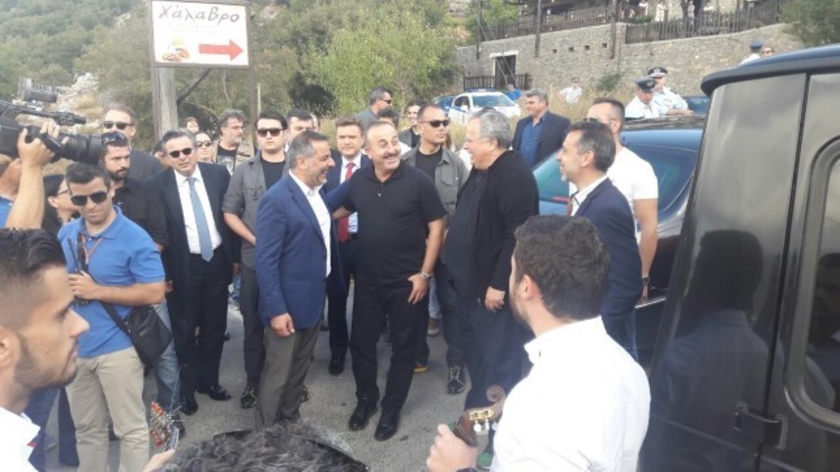 Με… πεντοζάλι και μαντινάδες υποδέχτηκαν Κοτζιά και Τσαβούσογλου [pics]