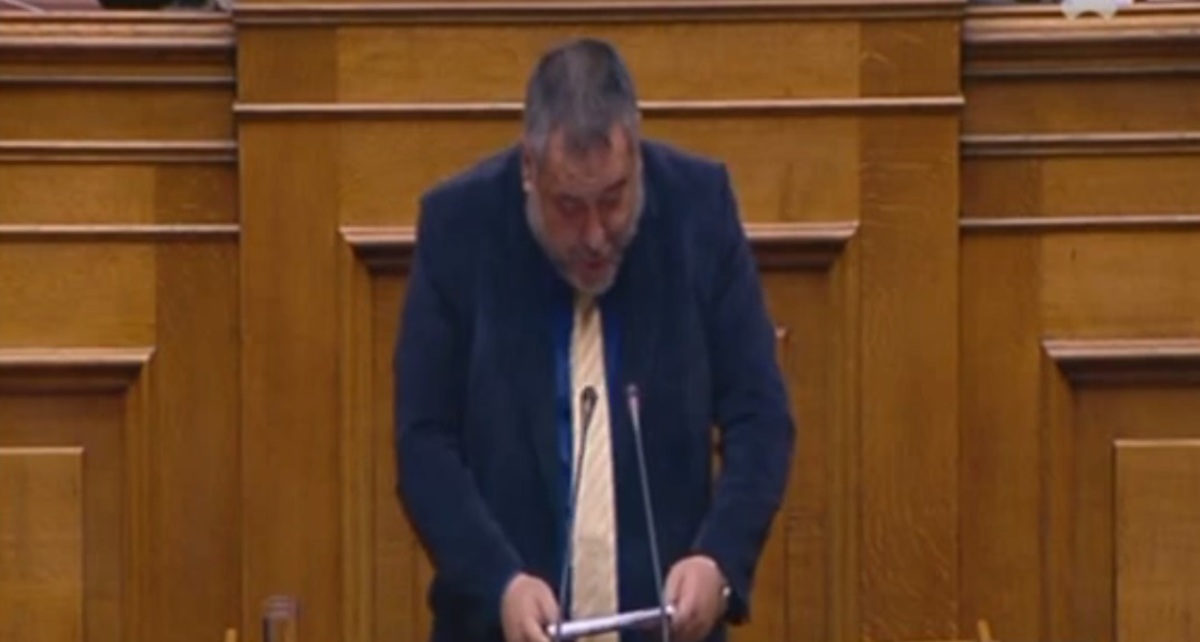 Ώπα! Ο Κουκούτσης απαγγέλει Νότη Σφακιανάκη στη Βουλή (ΒΙΝΤΕΟ)
