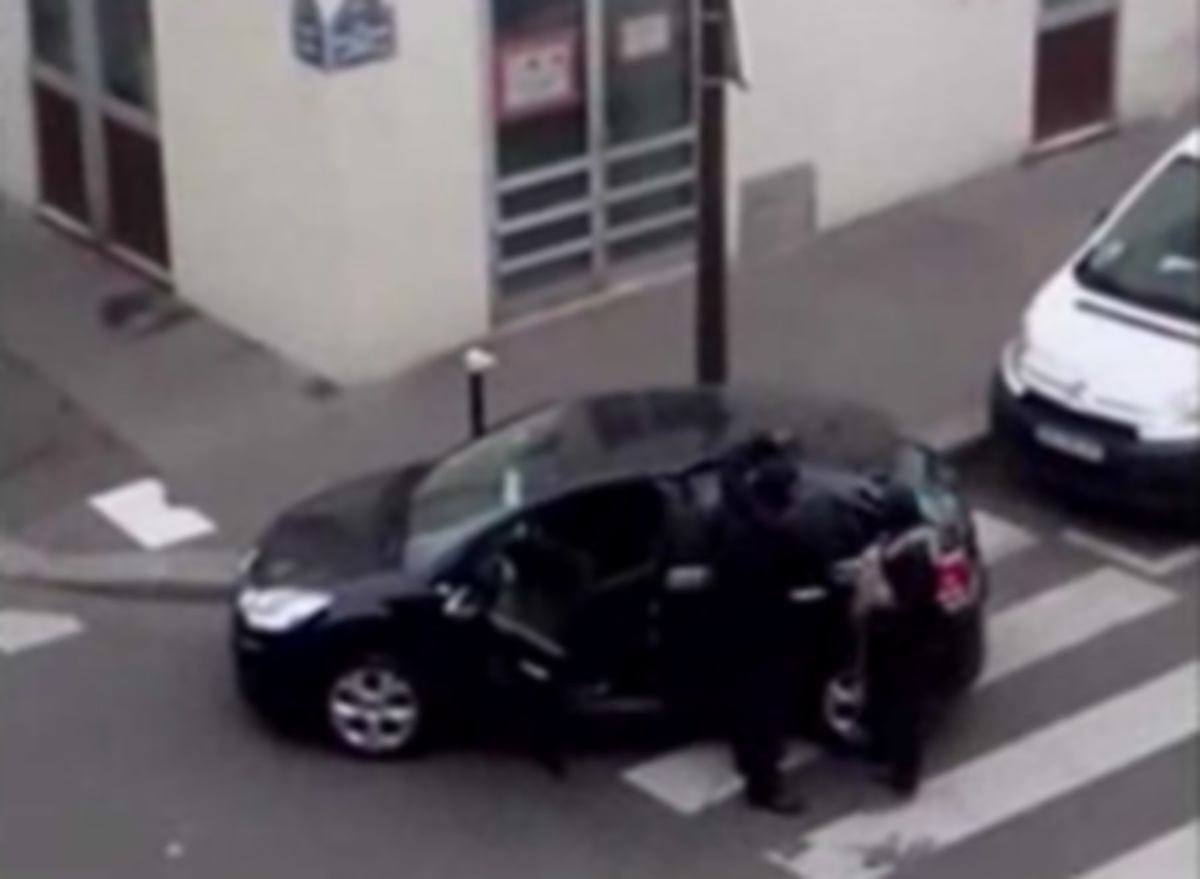 Νέο βίντεο από τους μακελάρηδες του Charlie Hebdo – Έτοιμοι να σκοτώσουν όποιον βρεθεί μπροστά τους